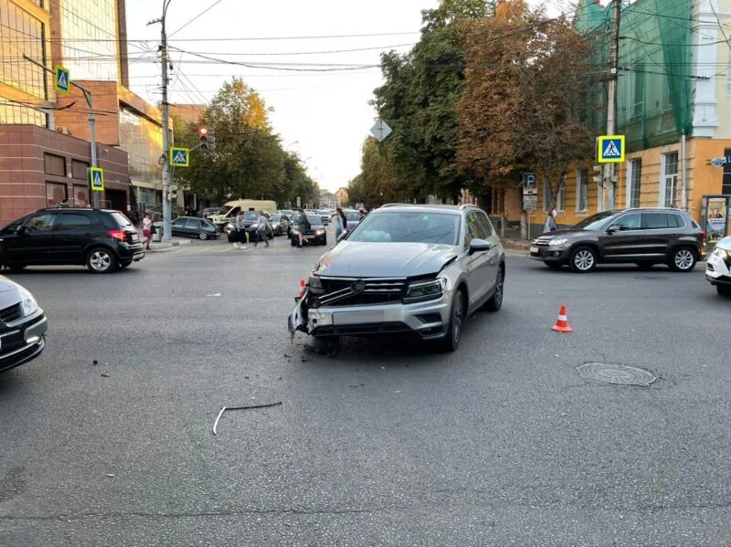 Нападение на воронеж сегодня. ДТП Воронеж Тигуан и к5. Воронежский Фольксваген полиции. Авария Воронеж сегодня с Фольксвагеном номер авто.