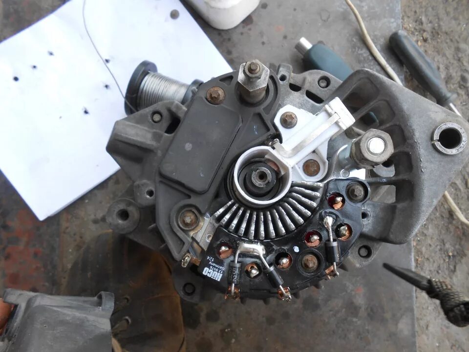 Автомобильный генератор td27 устройство. Генератор нагревается. Греются провода генератора на мотоцикле. Греется генератор на авто причины. Генератор нагревается.