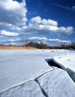 Река ломает лед
