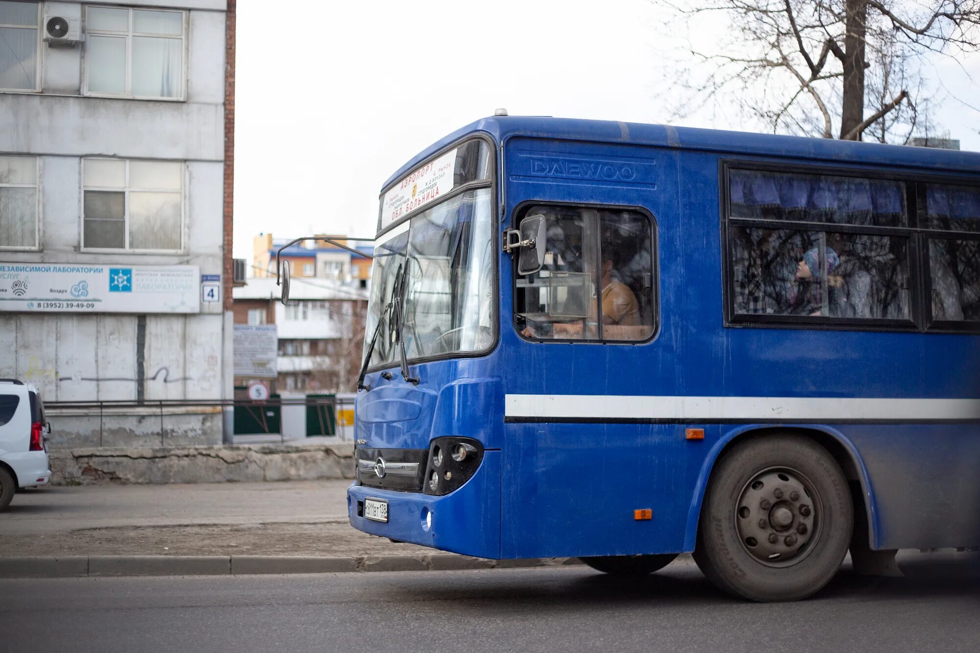 Маршрутка кск. Автобус едет. Люди в автобусе. Первомайский автобус. Автобус 17.