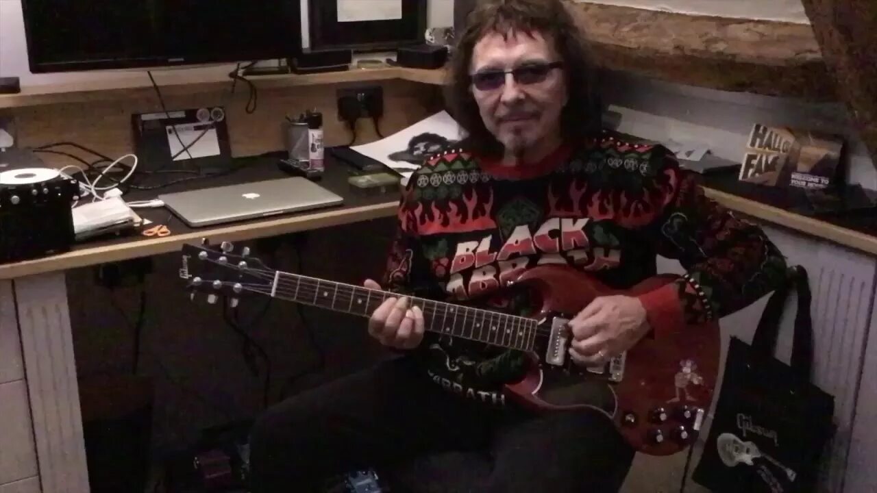 Tony iommi monkey. Тони айомми. тони айомми 1989. tony iommi 2025. tony iommi scent of dark 2025.
