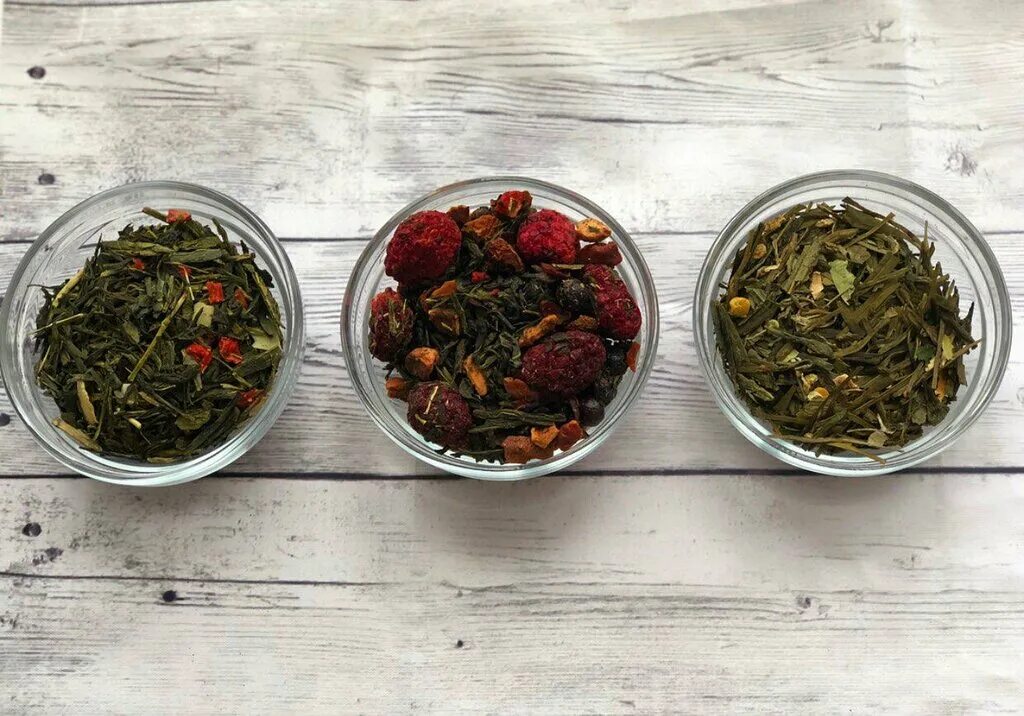 Чай с добавками. Чай из сушеных трав. Травяной чай с ягодами. Сушеные травы для чая.