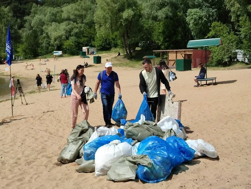 Мешок с мусором на озере. День экологии. День очистки водоемов. Последние новости озер