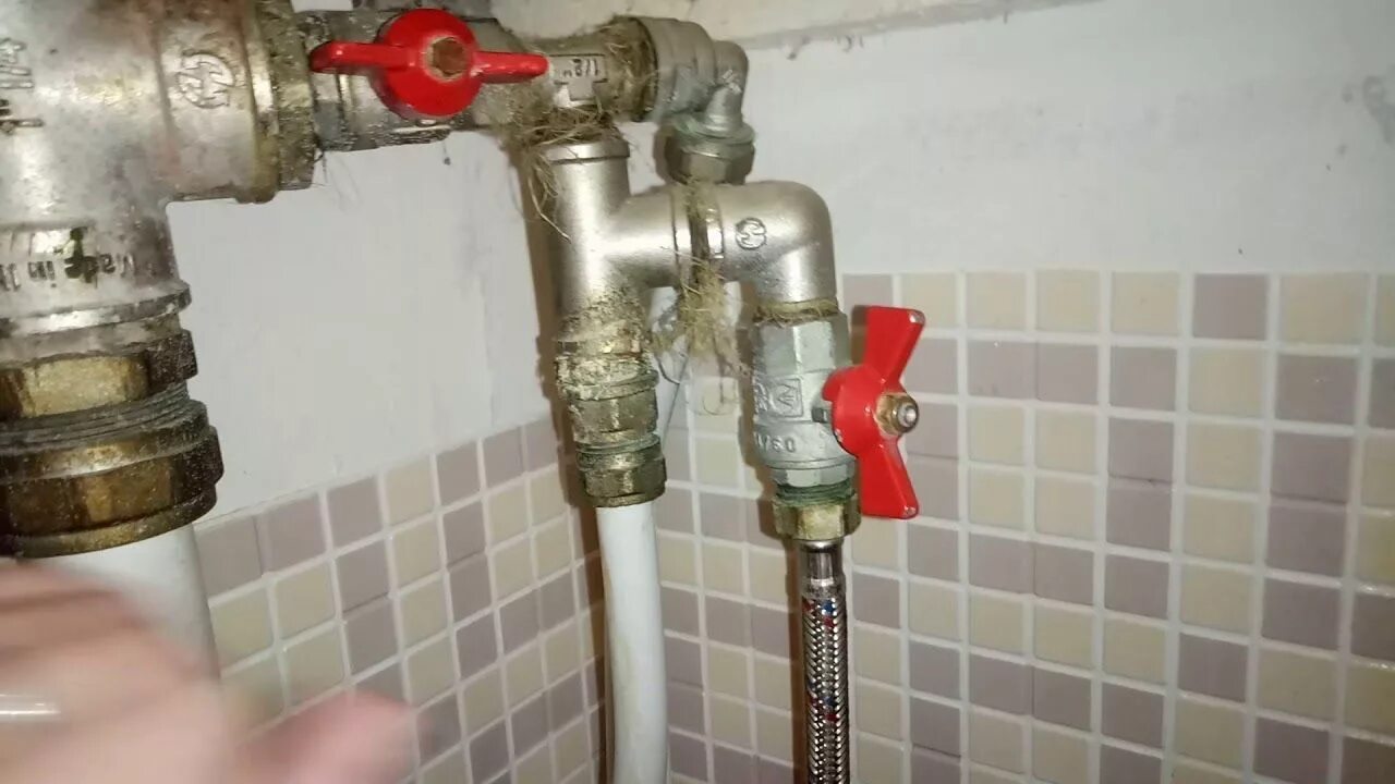 Перекрой холодную воду. Вентиль для перекрытия воды. Краны на трубы водоснабжения для перекрытия. Кран перекрытия холодной воды в квартире. Краник для перекрытия воды.
