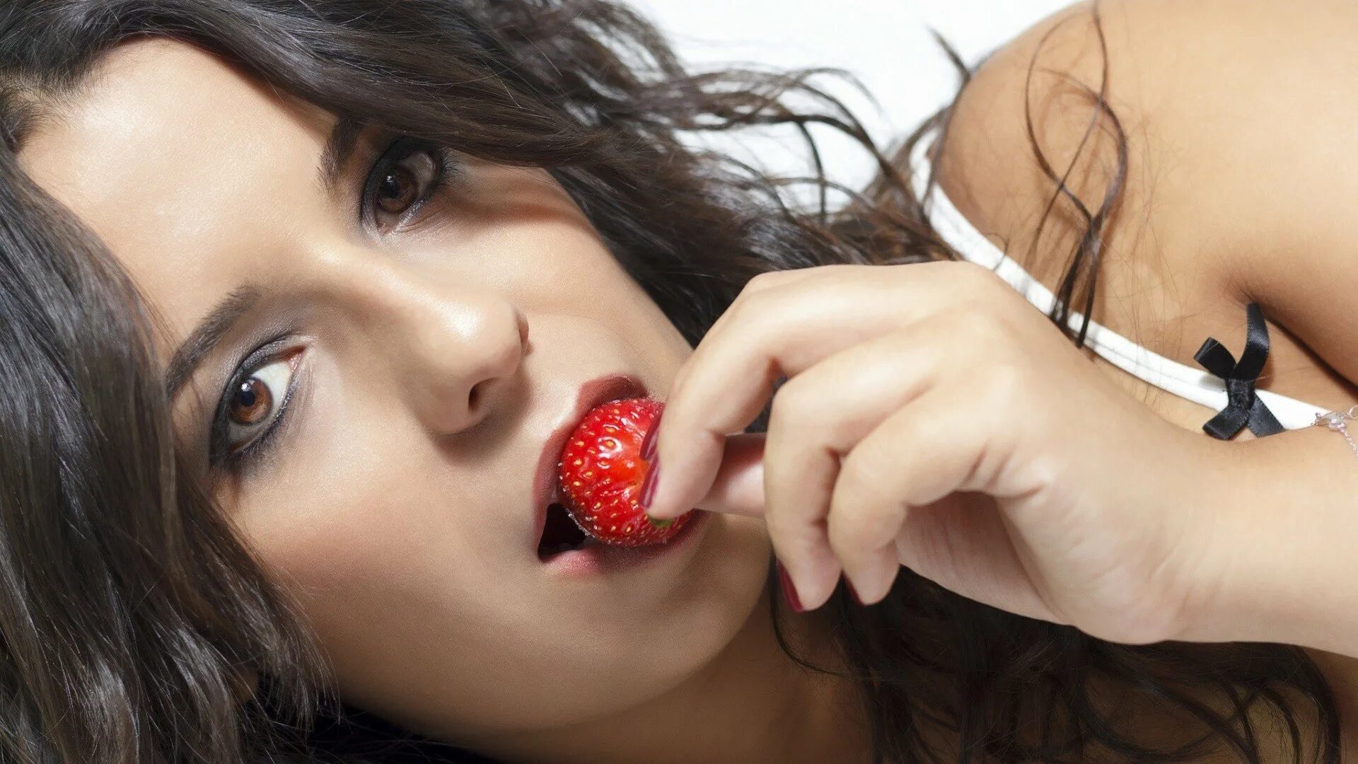 Красивые девушки с фруктами. Девушка ест клубнику. Клубника во рту. Девушка с клубникой. Сладкими губами слушать