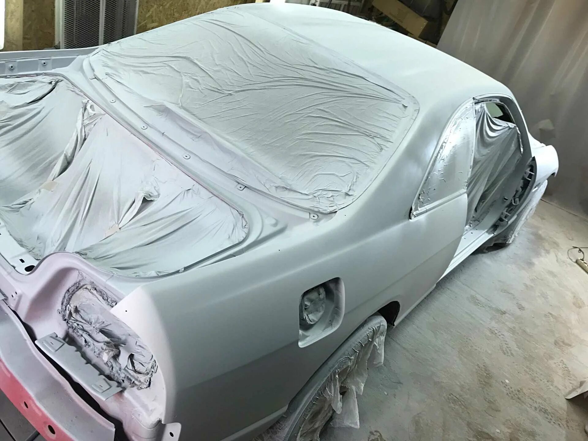 Как наносить грунт на авто. Грунтовка для авто. Грунтовка автомобиля перед покраской. Нанесение грунтовки на автомобиль. Грунтование кузова автомобиля.