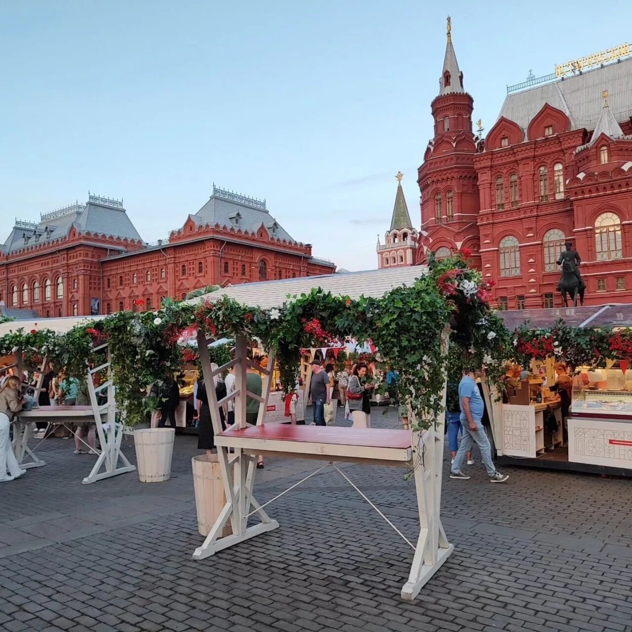 Сегодня на манежной площади в москве. Манежная площадь москва. Манежная площадь москва сейчас. Красная площадь манежная площадь. Манежная площадь сейчас.