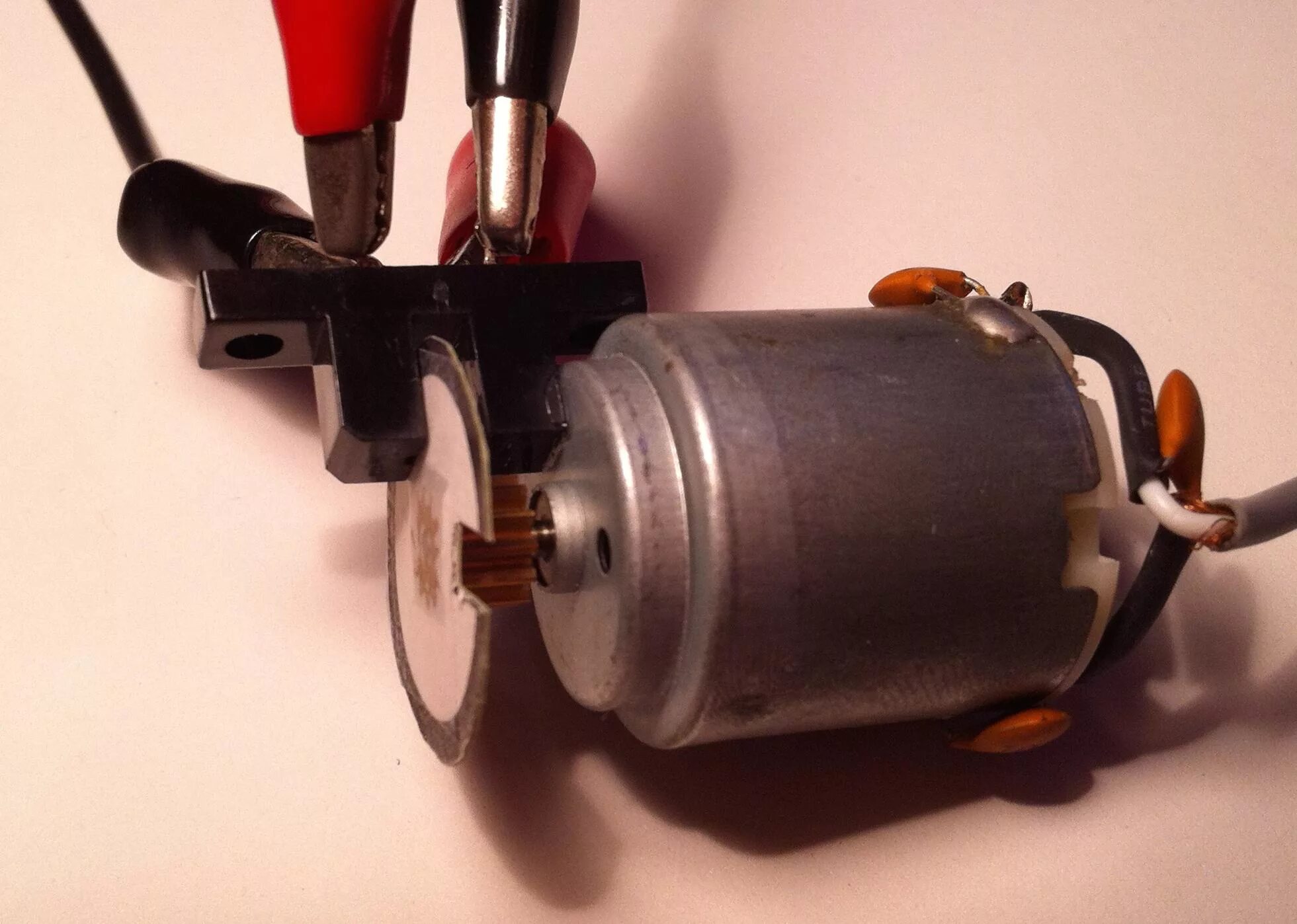 Самоделки из моторчиков. Разные самоделки. Моторчик для машинки. Самодельный моторчик. Полезные самоделки из моторчика.