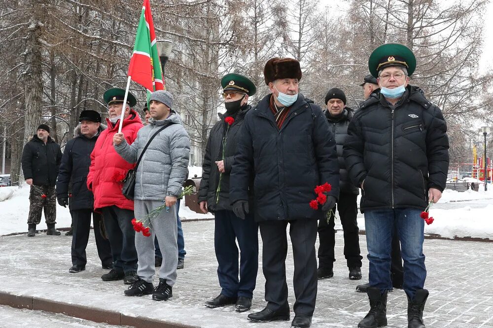 5 канал сегодня кемерово. Памятник на Пионерском бульваре воинам кузбассовцам. Митинг Кемерово 2018. Мемориал воинам кузбассовцам погибшим в локальных войнах. Патриотическое воспитание кузбассовцев.