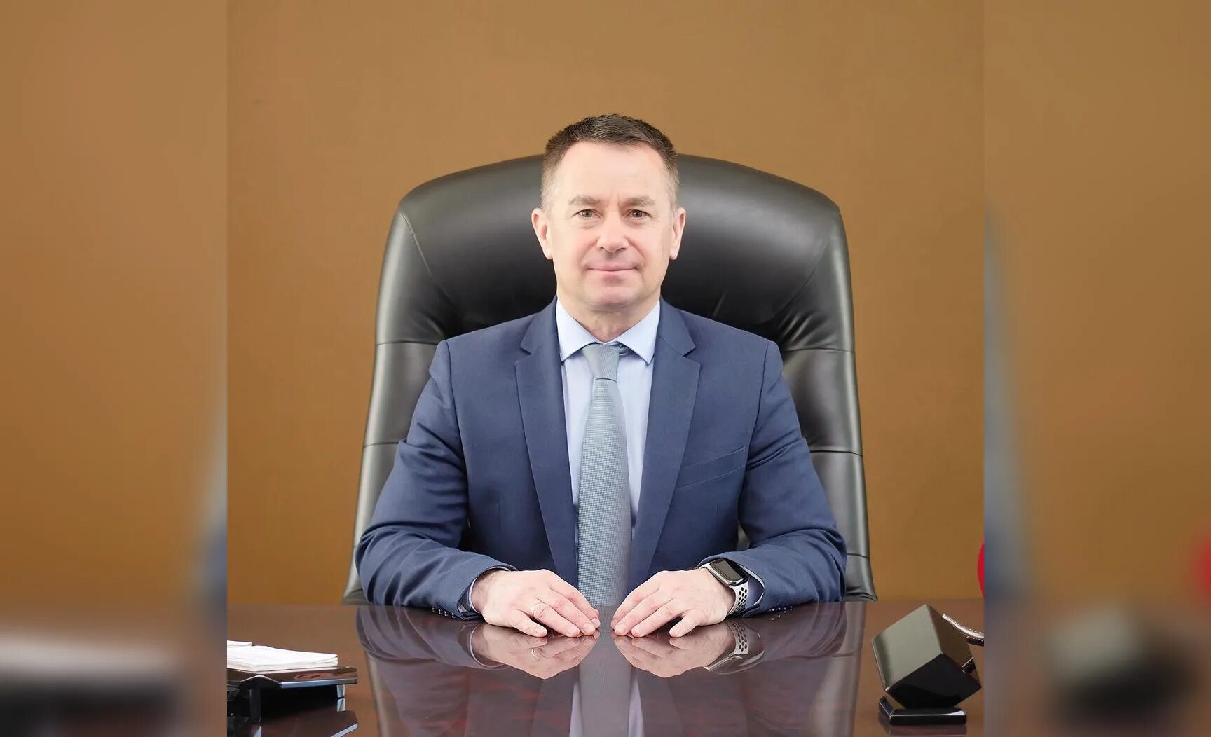 Мэр прокопьевска старченков. Шкарабейников мэр прокопьевска. Мэр киселевска максим шкарабейников. Банкет мэра прокопьевска. Мэр прокопьевска старченко.