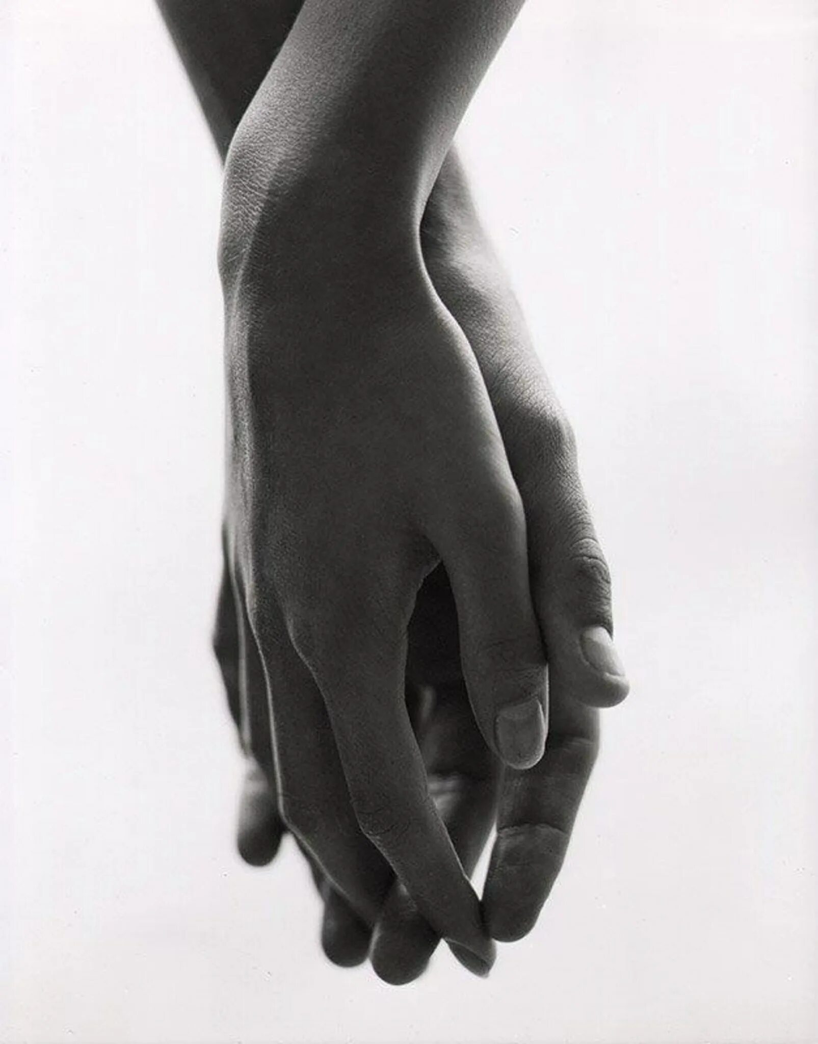 Прикосновение рук. Мужская и женская рука. Сплетение рук. Нежное прикосновенье.