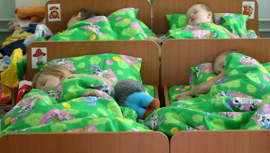 Дети спят в детском саду. Сон в садике. Сон детей в детском саду. Детки спят в детском саду. Дневной тихий час