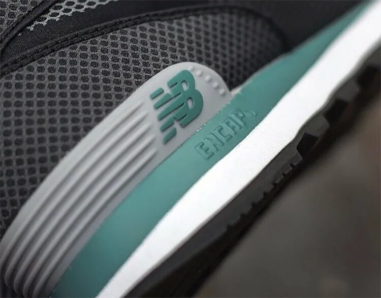 Как проверить new balance. Стельки new balance. нью бэланс стелька. new balance 530 оригинал подошва. стелька new balance 550 оригинал.