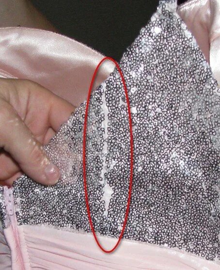 осыпаются блестки с платья что можно сделать. серебряное платье с пайетками. сыплются блестки с платья. марксен спенсер платье с блестками. блестящая ткань.