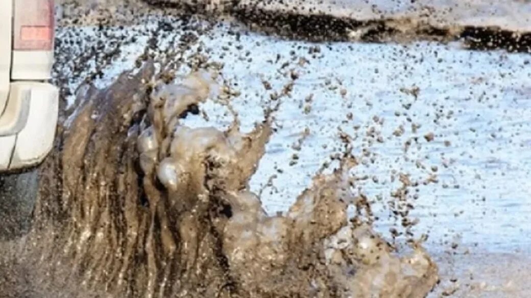 Машина обрызгала грязью. Облили грязью на дороге. Машина в луже. Обрызгал из лужи. Вода из грязной лужи