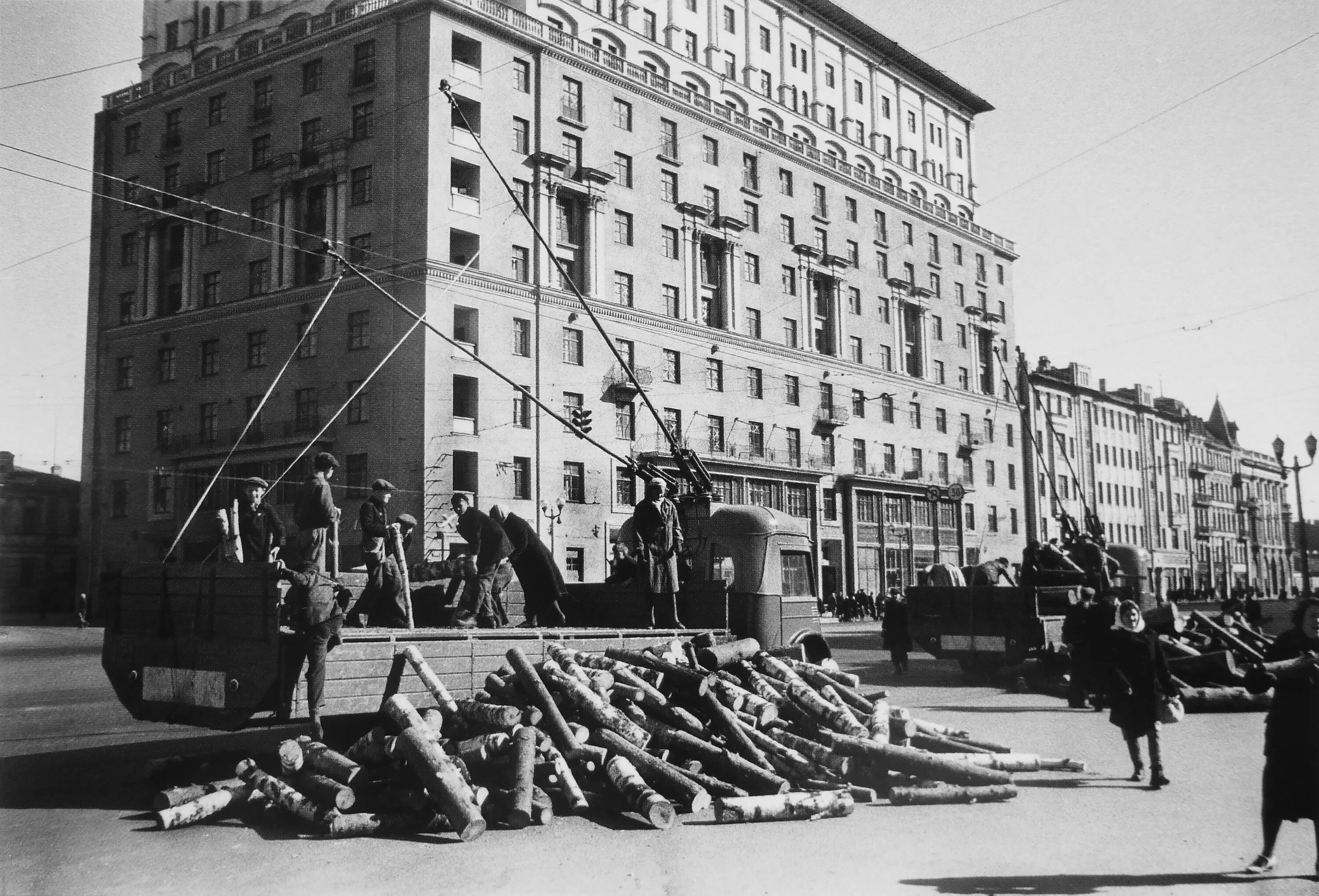 Москву бомбят. 1941 Москва Военная оборона. Москва 1941 год. Тверская улица 1941 год.