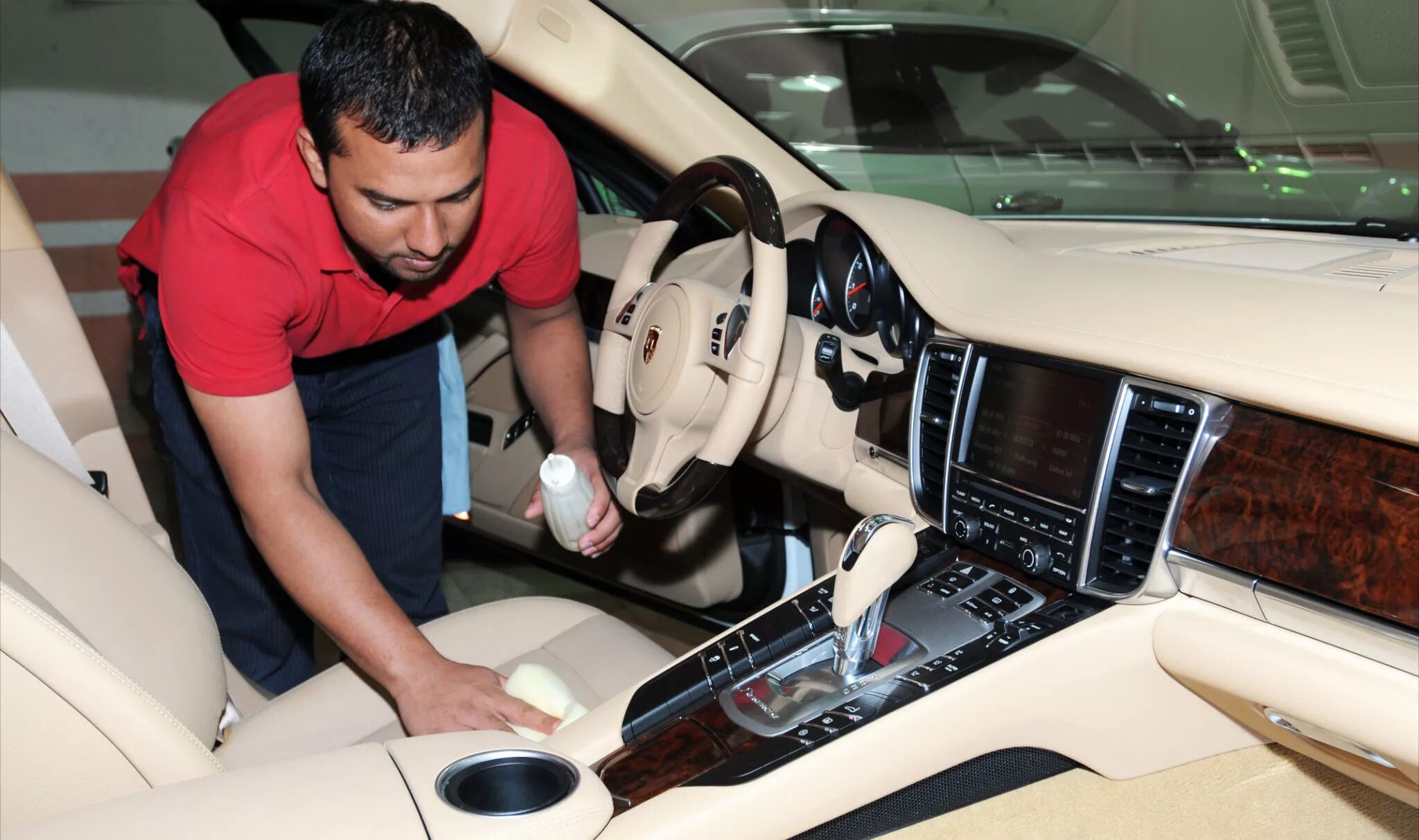 бионс разглядывает машину. химчистка салона. запуск двигателя автомобиля. воск для кузова автомобиля. материнский капитал на приобретение автомобиля.