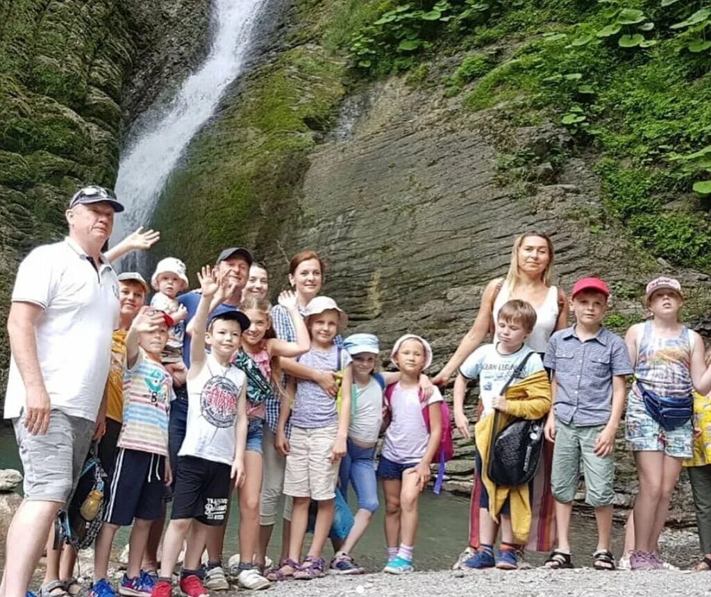 ориончики сочи логотип. частная школа орион. центр орион сочи. фотосессия класса на стадионе. сочи село раздольное школа орион.