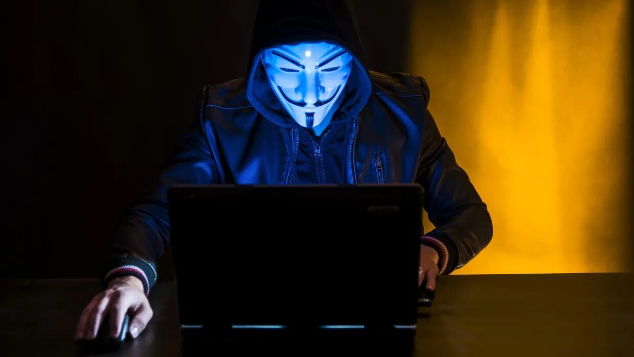 Фото хакера. Хакер анонимус. Хакер в маске анонимуса. Хакерская группировка анонимус. Anonymous хакеры.