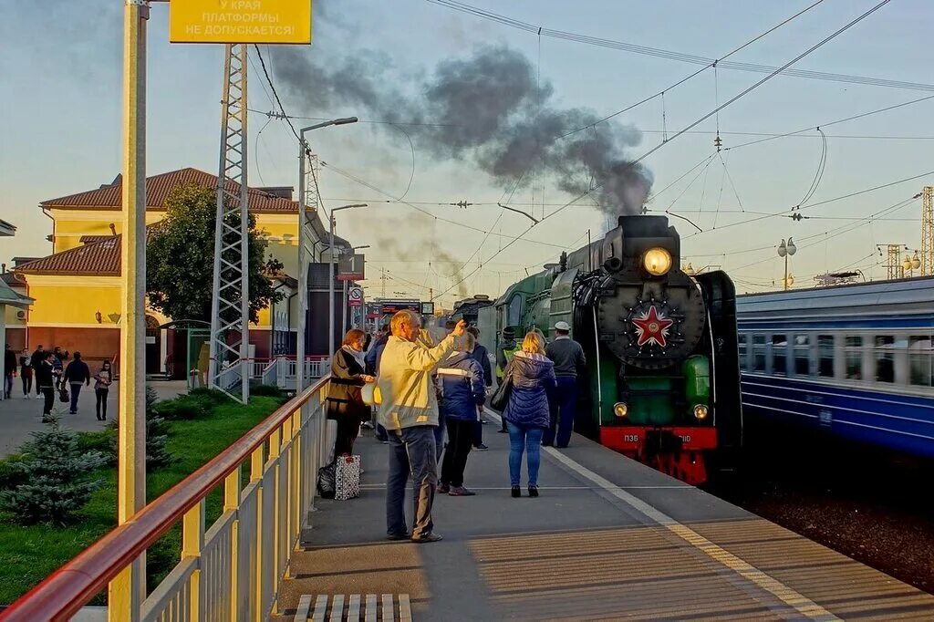 Поезд прибывает на железнодорожный вокзал. Прибытие поезда фото. Поезд прибывает на железнодорожный вокзал. Вокзал ростова из окна поезда. Прибытие поезда.