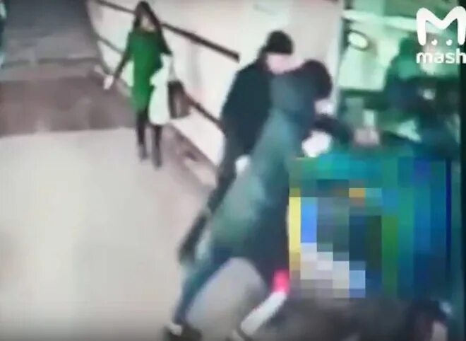 Заступился за девушку в москве. Пассажир заступился за девушку. Избиение в метро октябрь 2021.