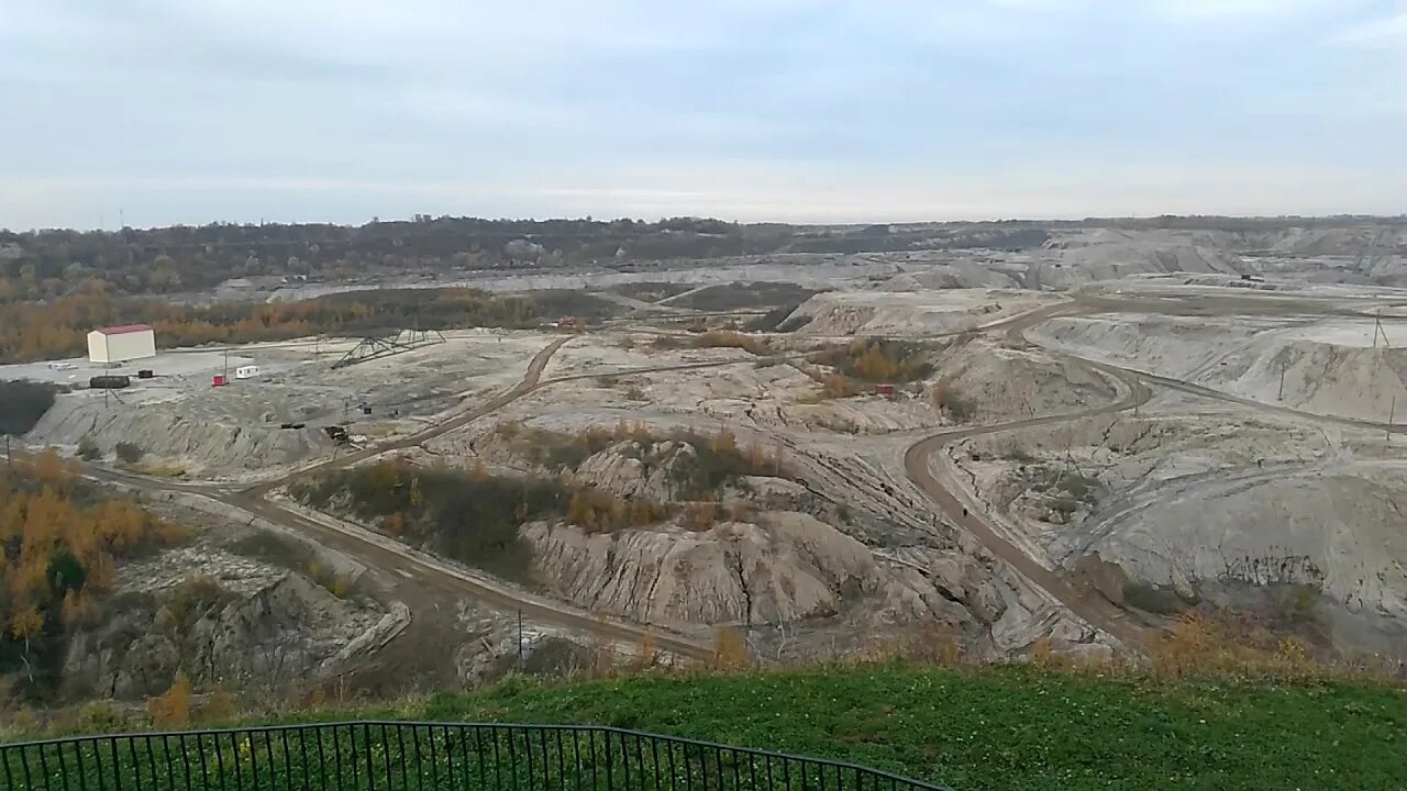 Калининград карьер янтарного комбината. Карьер янтарного комбината поселок Янтарный. Приморский карьер Янтарный комбинат. Карьер янтаря в Калининграде.