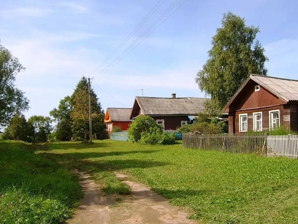 Улица в деревне весной. Деревенский домик. Улица в деревне. Деревня летом. Деревенская улица.