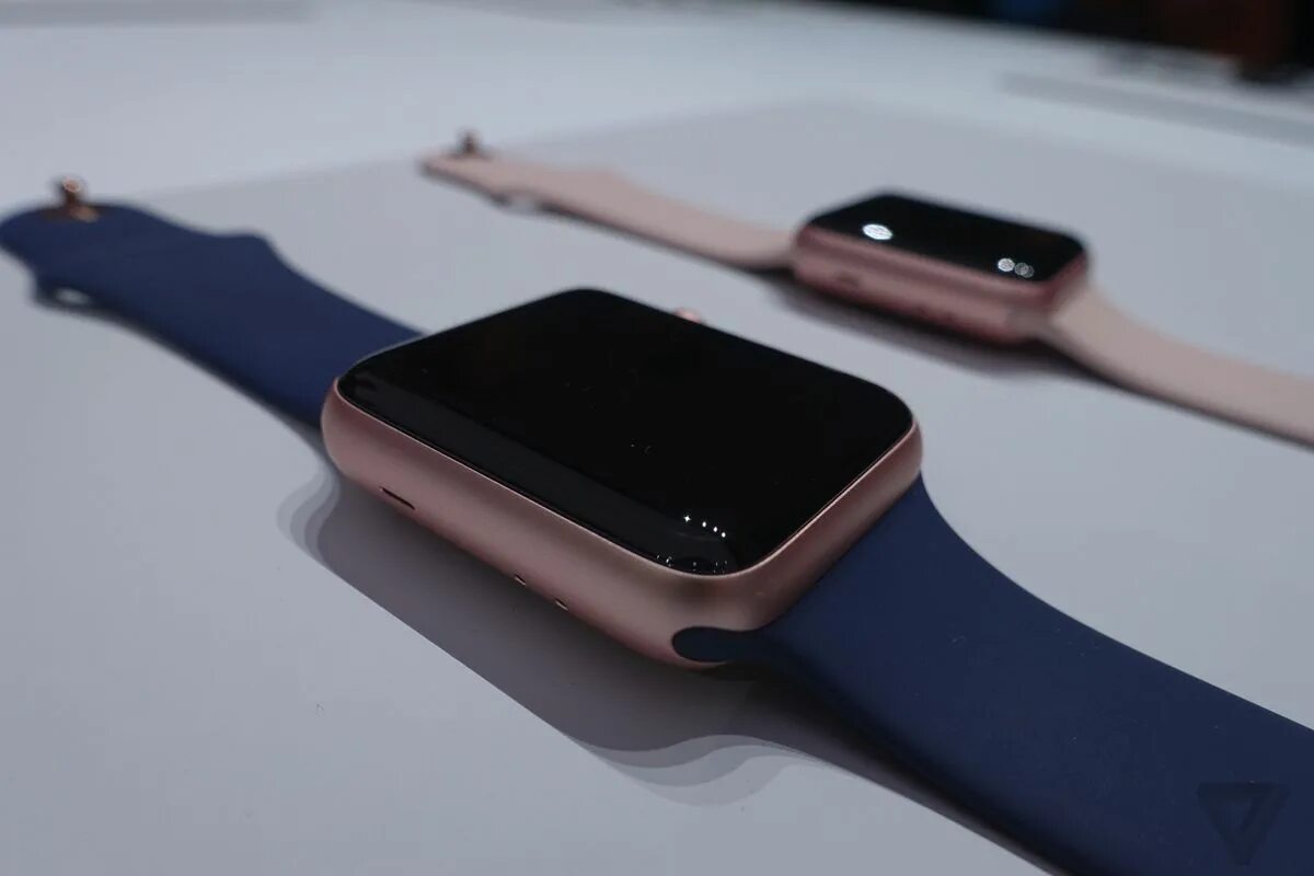 Apple watch к новому iphone. Apple watch Series 7. Apple watch 2 2017. АПЛ вотч 2 найк Китай. Золотая оправа для Apple watch.