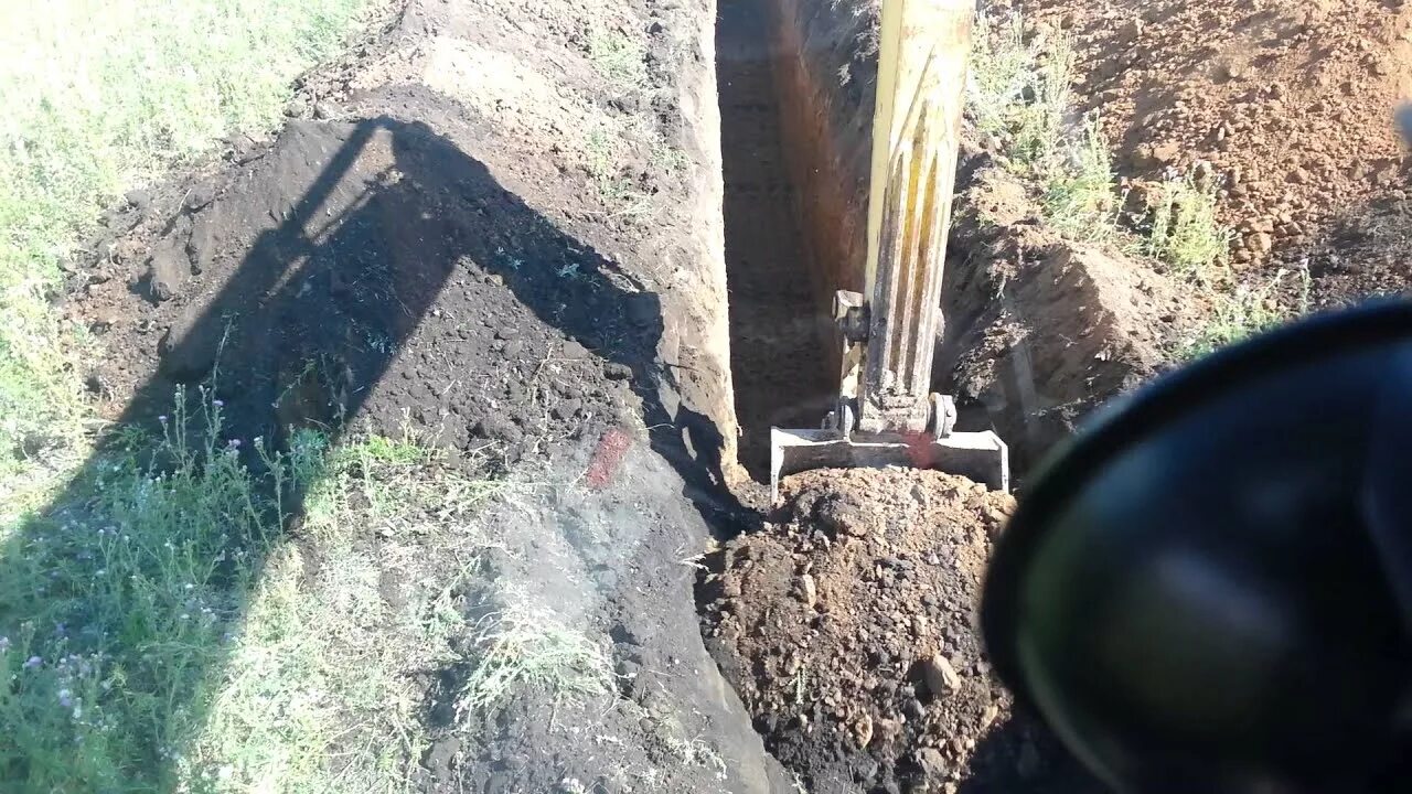 Прокопать траншею раскованно загорать. Копка ям макеевка в земле. Котлован для септика. Прокопать траншею раскованно загорать. Копка траншеи экскаватором.