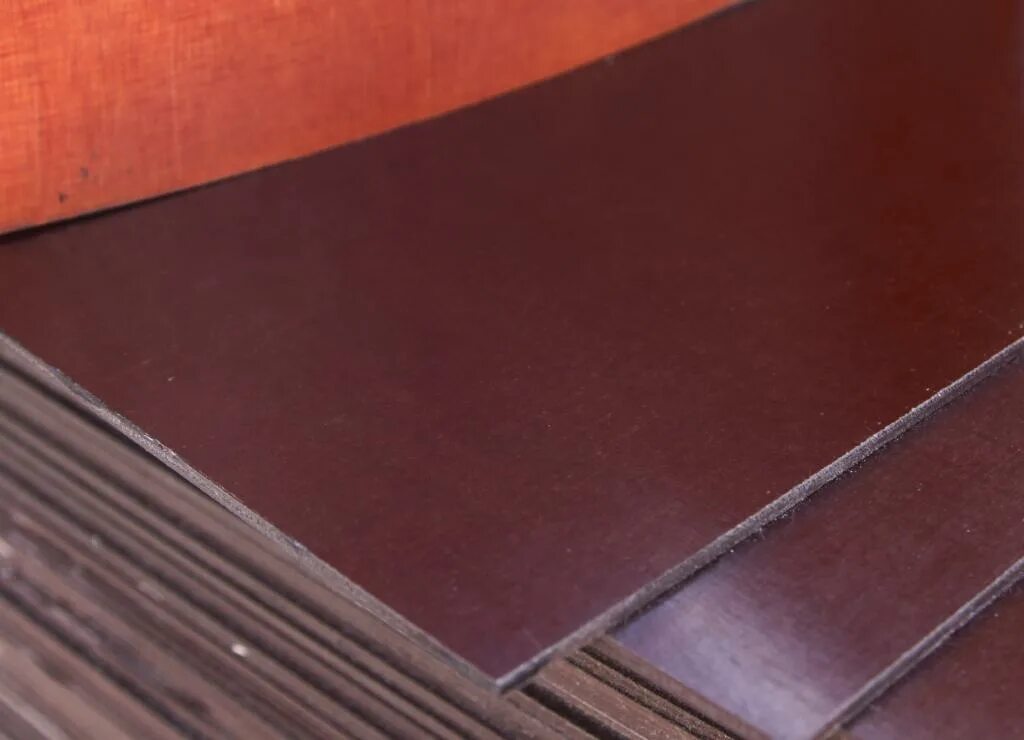 стандартный лист фанеры. в магазине продаются листы фанеры одинаковой толщины 1100 1400 й. в магазине продаются листы фанеры. фанера березовая. в магазине продаются листы фанеры.