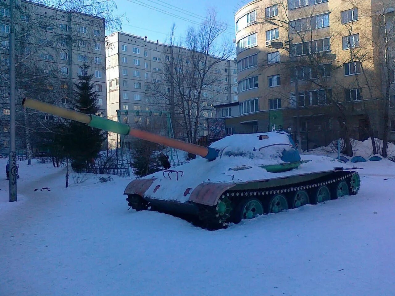 Танки в Омске. Танк во дворе. Танк в Омском дворе. Танки в омских дворах. Купить танк в омске