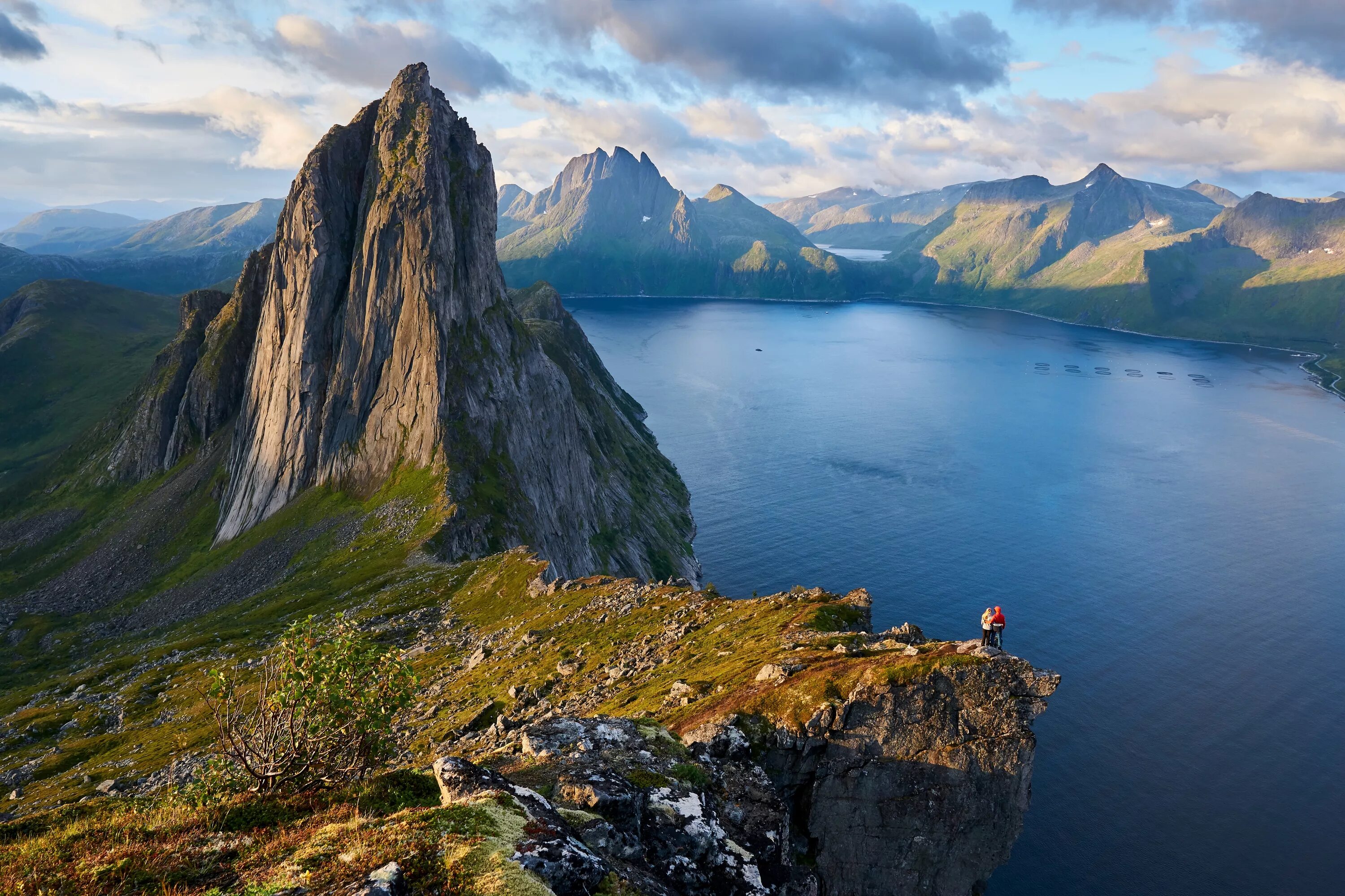С холма открывается удивительный вид. Лофотенские острова, Норвегия. Сенья Норвегия. Скала Сегла Норвегия. Норвегия скалы фьорды.