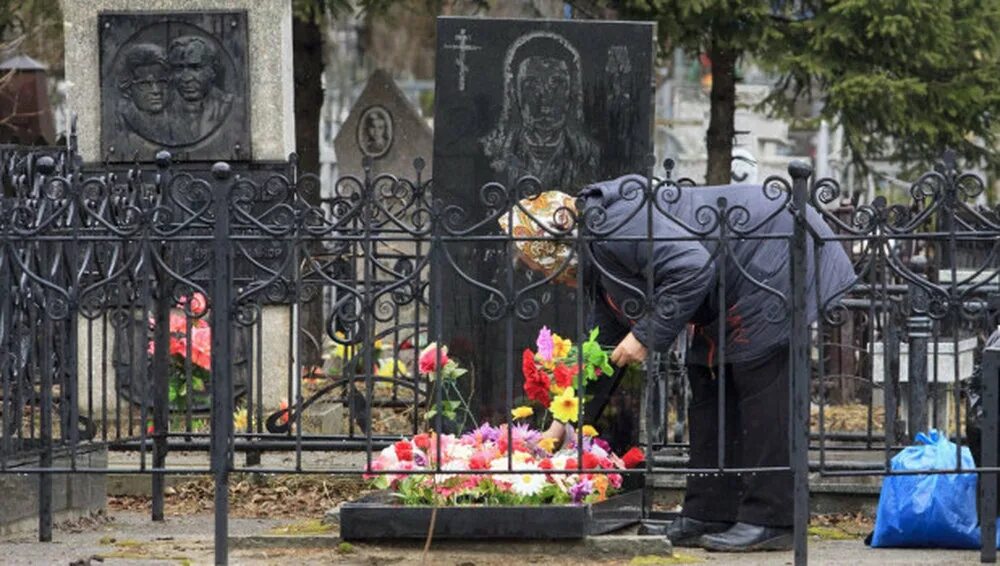 Родительский день на кладбище. Радоница на кладбище. Поминальный день на кладбище. Уборка могил к родительскому Дню.