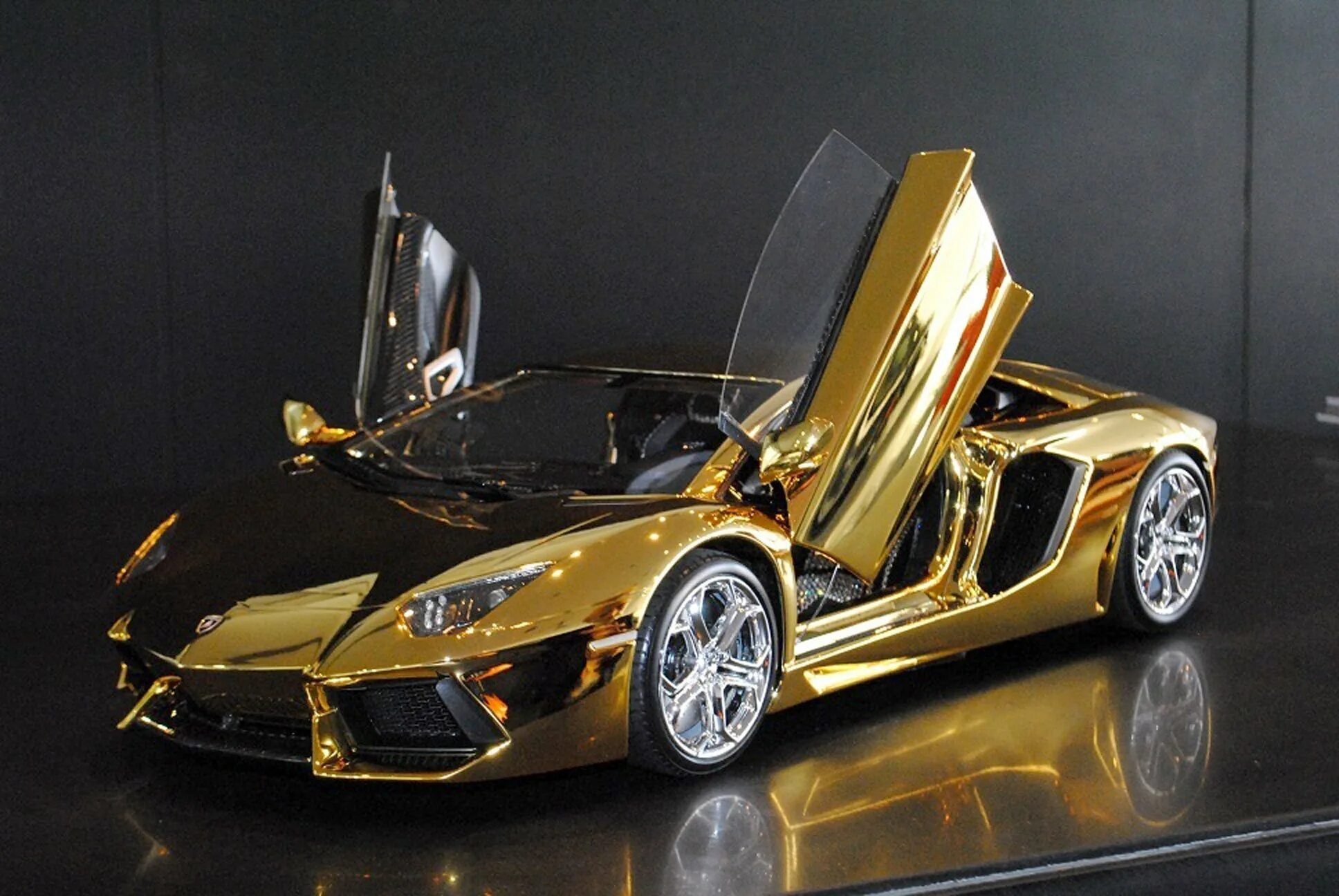 Lamborghini Aventador lp700-4 Золотая. Lamborghini Aventador LP 700-4 из чистого золота. Ламборджини авентадор Золотая Дубай. Золотой Бугатти Ламборджини. Самый дорогой лист