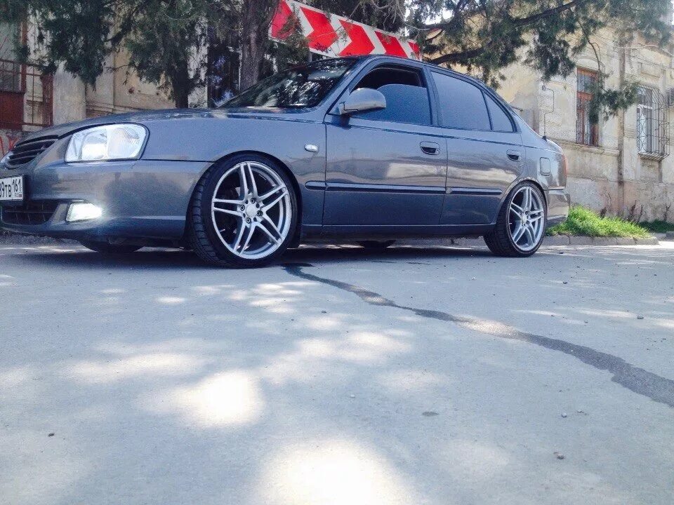 Акцент на 17 дисках фото Hyundai Accent (2G) 1.5 бензиновый 2008 на DRIVE2