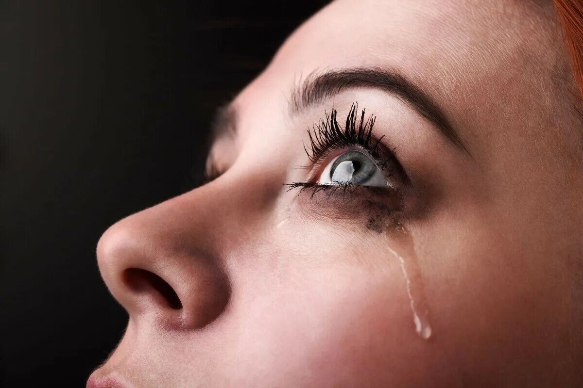 Девушка в слезах. Девушка плачет. Женщина со слезами на глазах. Красивые слезы.