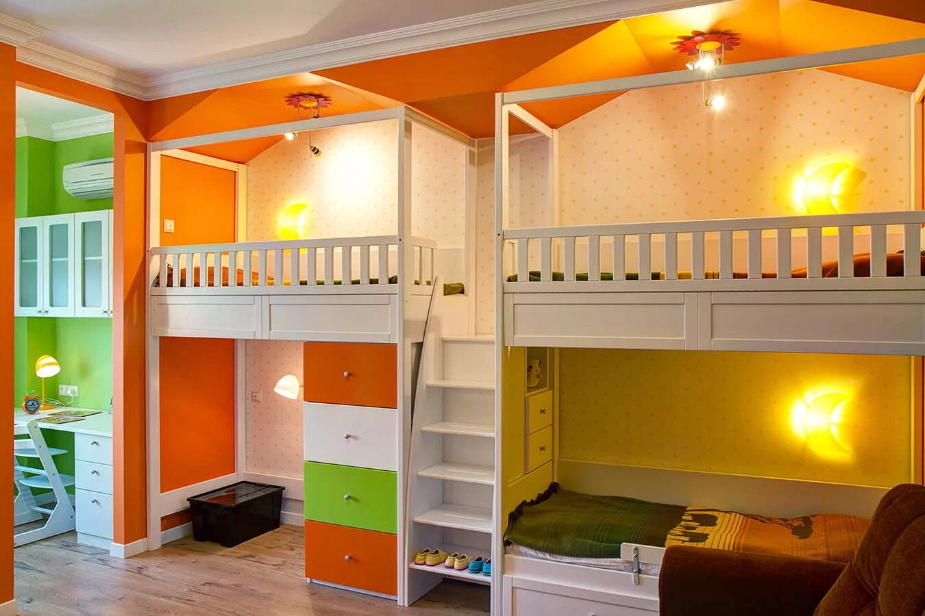 Три кровать детская. Кровать чердак для троих детей. Детская комната для троих. Двухъярусная кровать для троих. Двухэтажная кровать для троих детей.