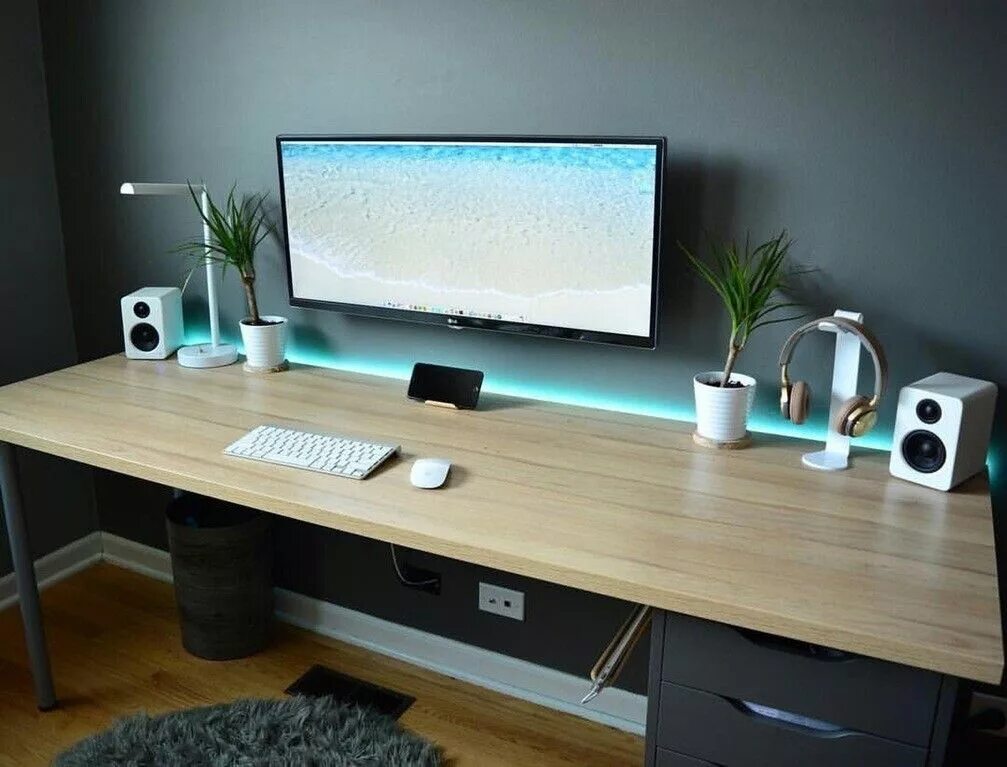 Рабочий стол прямой. Длинные компьютерные столы. Красивый компьютерный стол. Длинный стол. Идеи для компьютерного стола.