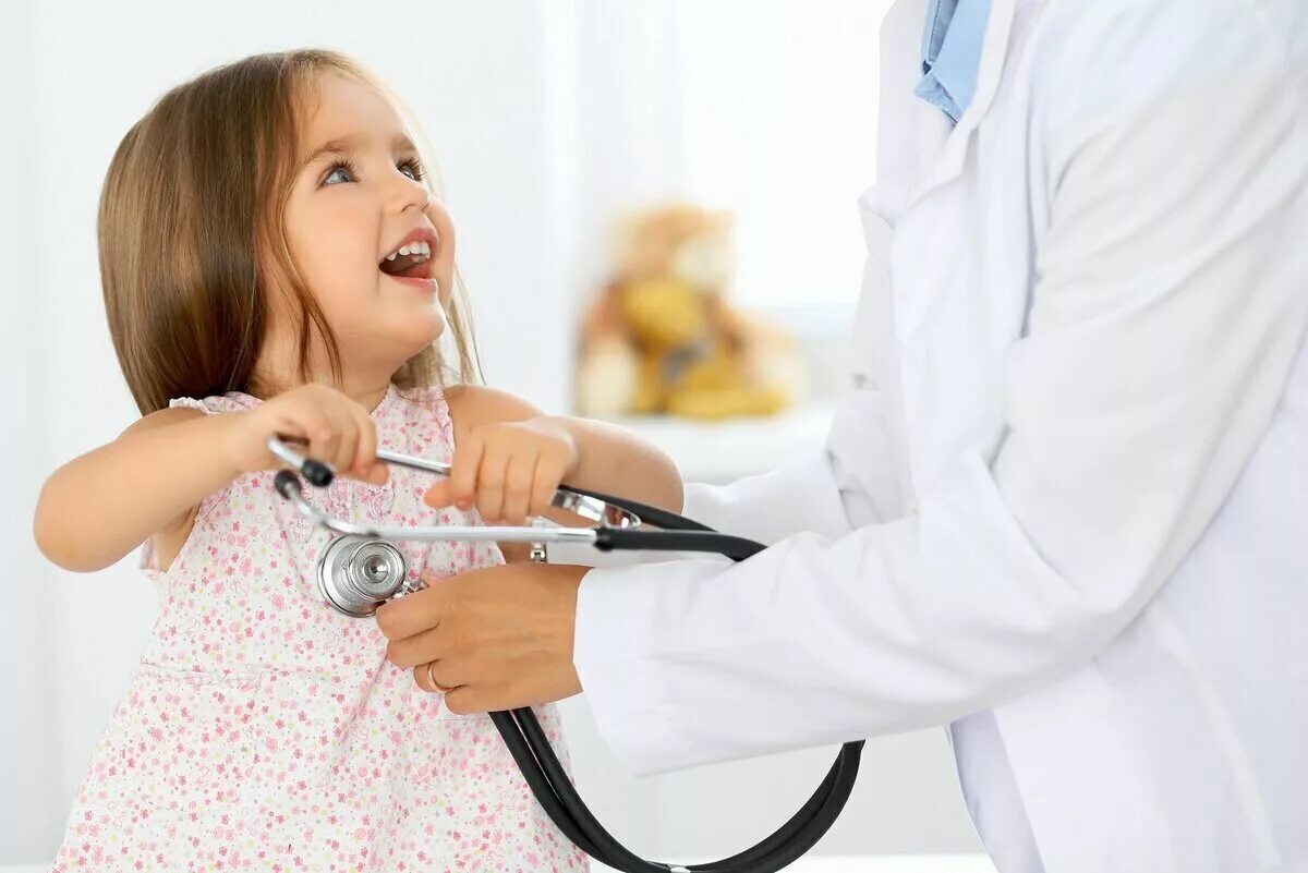 Педиатрия врач. Врач осматривает ребенка. Прием педиатра. Ребенок на приеме у врача. Врачьосматривает ребенка.