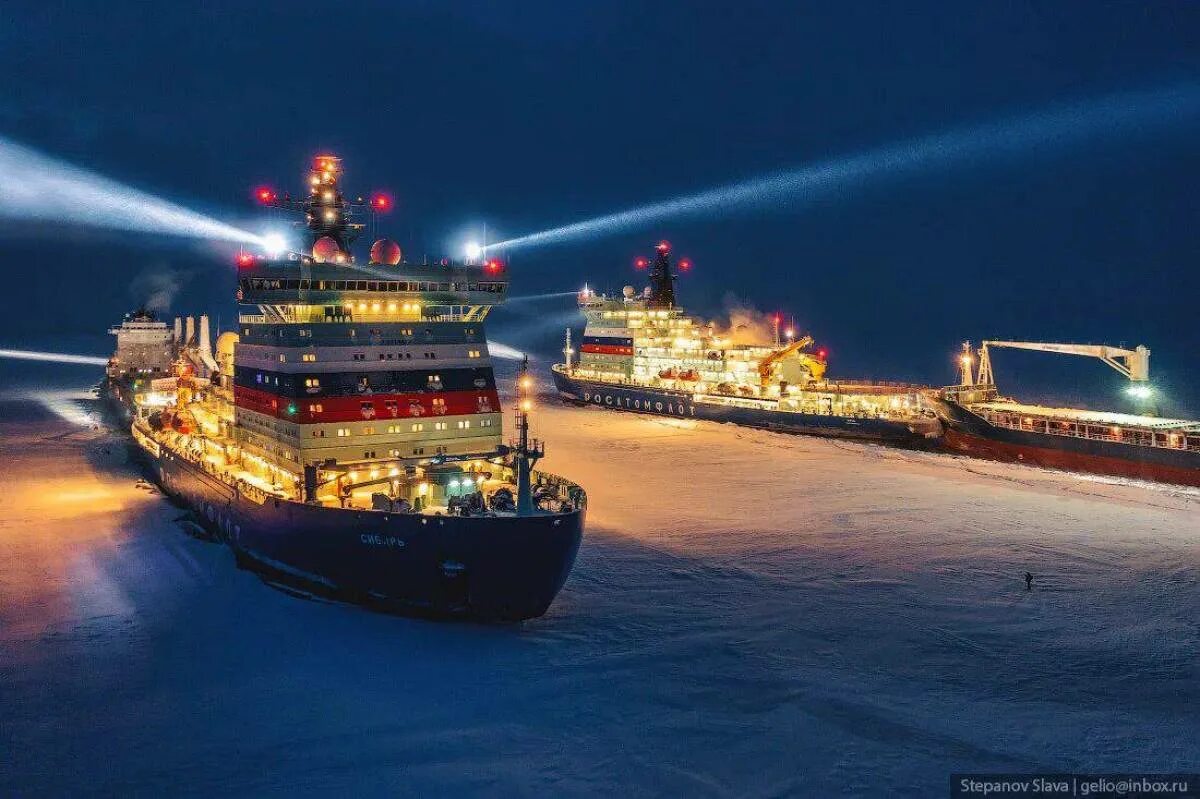Ледокол арктика корма. Ледокол таймыр и вайгач. Ледокол ямал. Ледокол идет. Певек атомный ледокол.