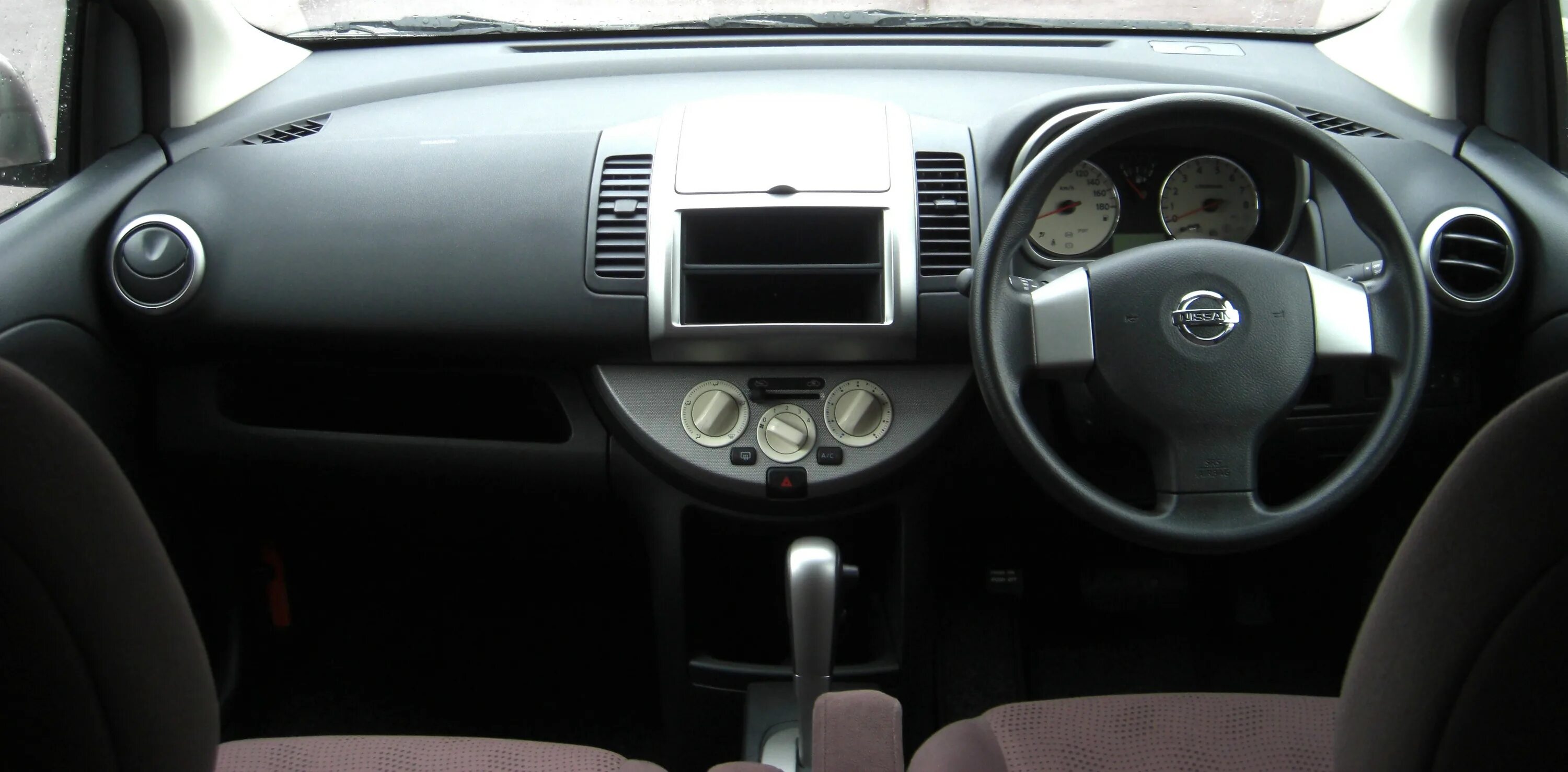 Ниссан ноут е11 салон. Nissan note 2008 салон. Ниссан ноут 2010 салон. Ниссан ноут 2010 салон. Торпедо ниссан ноут 2007.