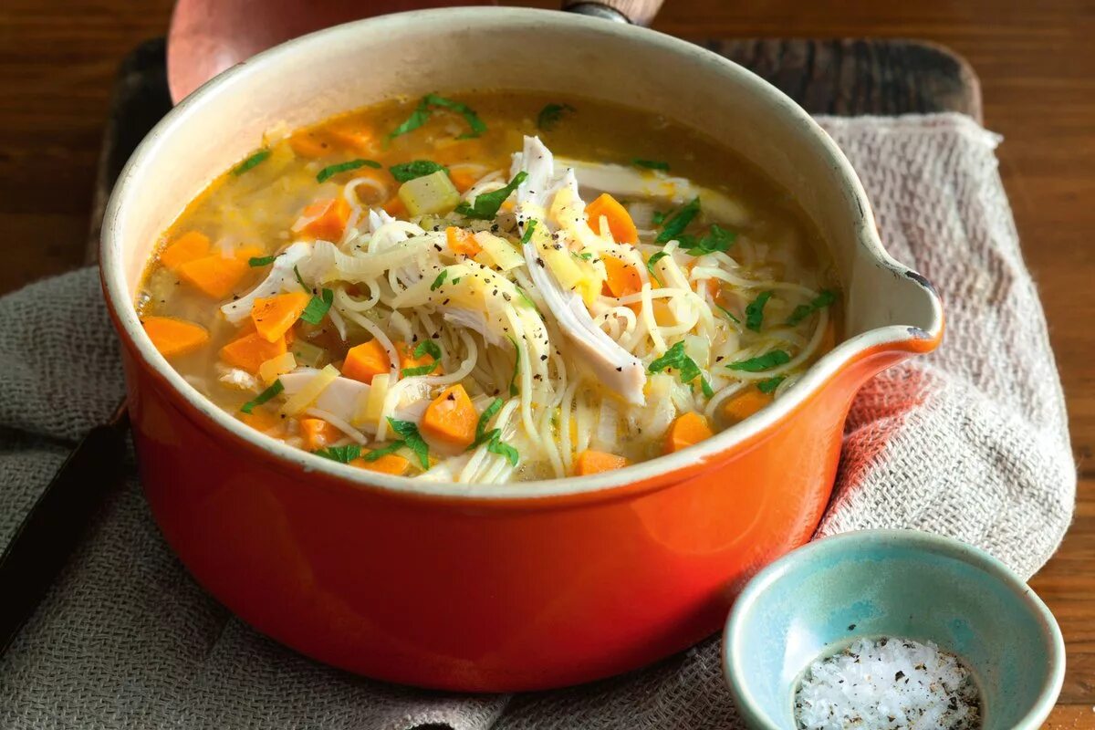 Супы с курицей рецепты самые. Суп куриный вермишелевый. Для супа. Суп куриный с рисом и овощами. Суп лапша домашняя.