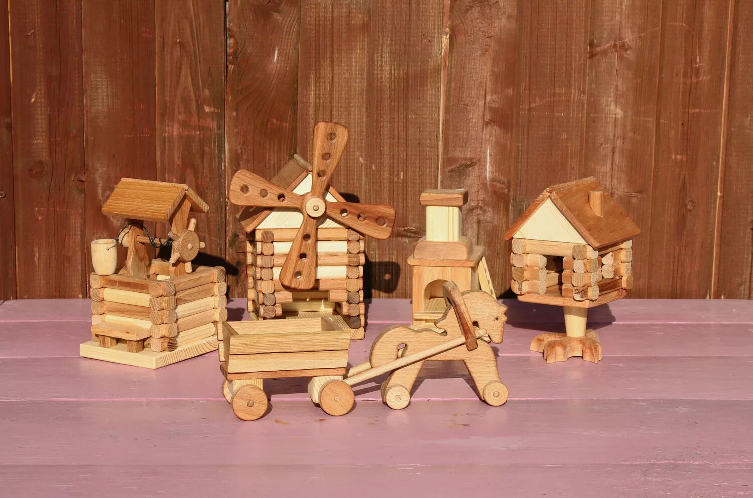 городецкая глухая домовая резьба. город мастеров дерево. колодец игрушка. выставка деревянных изделий. городецкая резьба наличники.