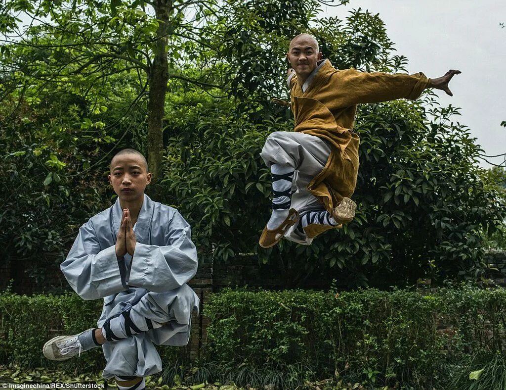 Мастер кунг фу шаолинь. Кунг фу дети шаолинь. монах шаолинь. кунг фу шаолинь тренировки.