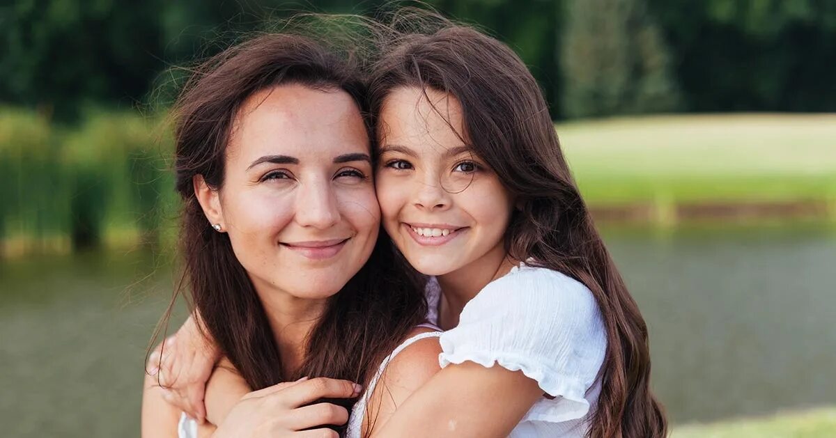 Mother and daughter video. Мама и дочка. Мама и дочь объятия. Дочь. Счастливая мама с дочкой.