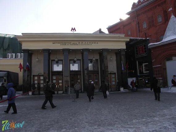 Площадь революции выход 11. Вестибюль станции метро театральная. метро охотный ряд и театральная площадь. метро театральная выходы. станция метро театральная москва выходы.