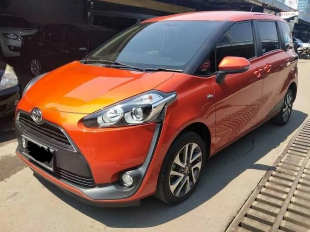 Sienta 2016. Сиента 2013. Тойота Сиента 2013 гибрид. Тойота Сиента 2015 год. Купить toyota sienta