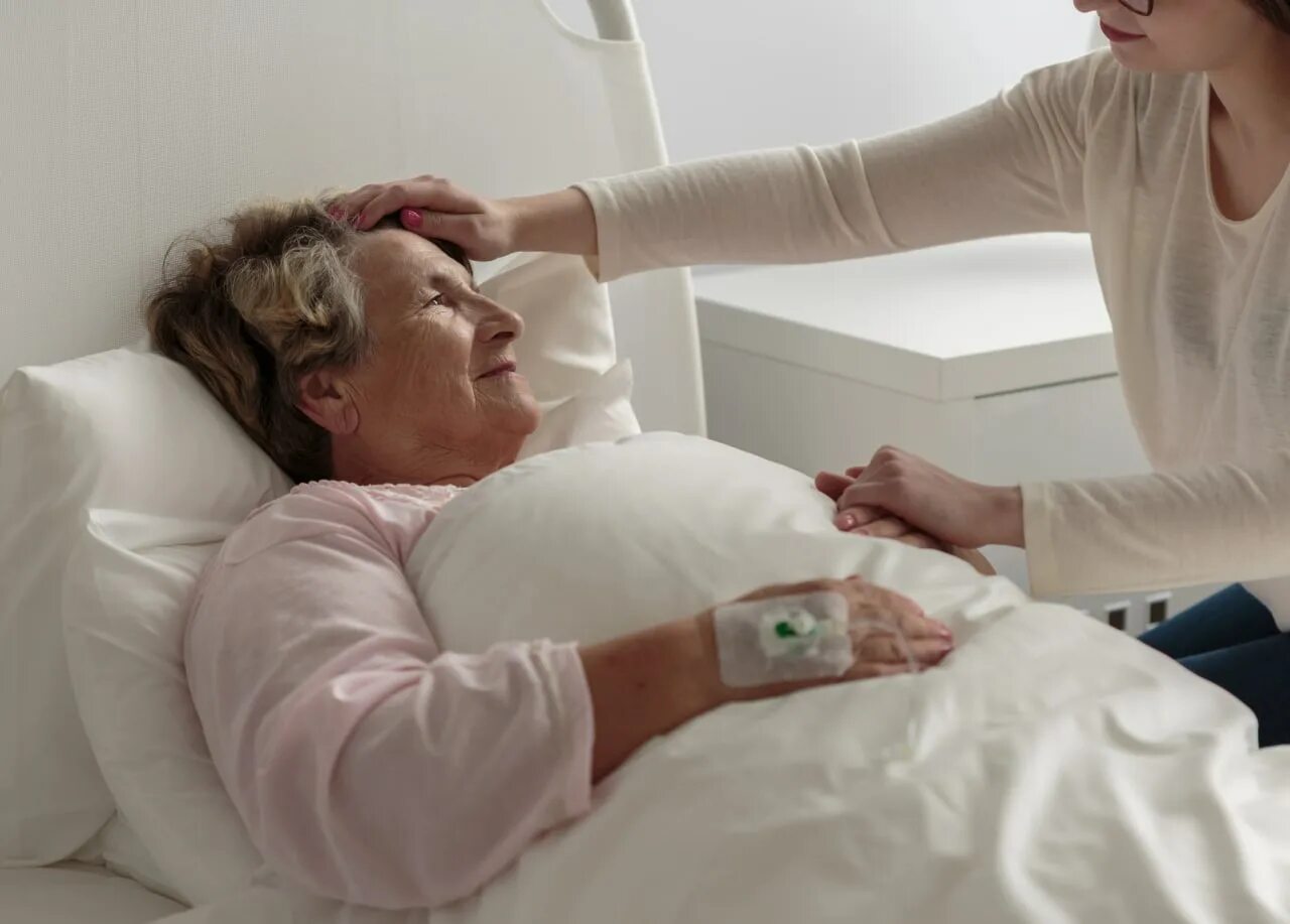 Почему пожилые люди встают рано. Заболевания старческого возраста. Старик с роллатором. Дом престарелых сон. Нарушение сна.