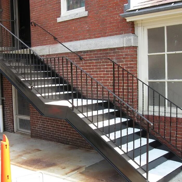 Уличная лестница второй. Уличные лестницы двухмаршевая. Наружная металлическая лестница. Наружные металическиелестницы. Железная лестница.
