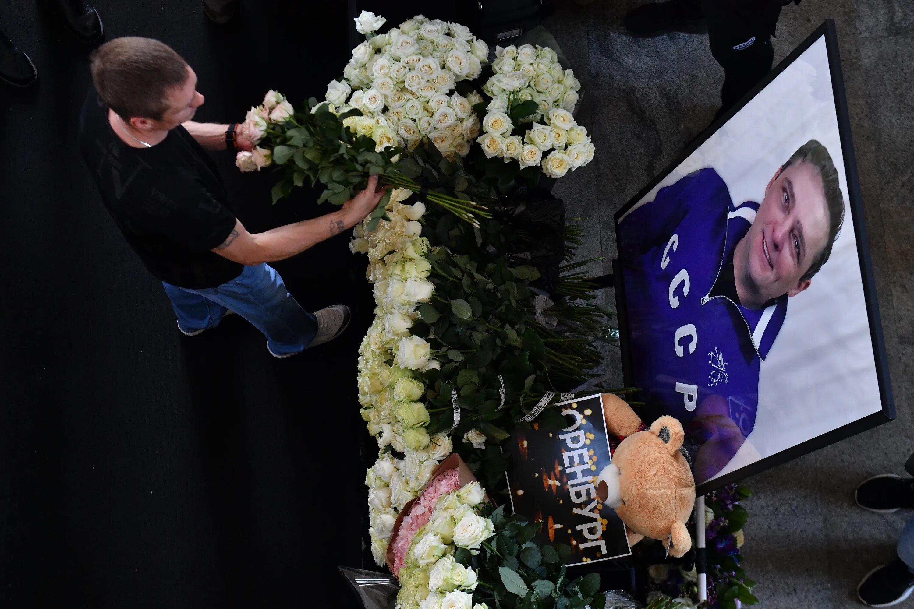 Шатунова могила 2022. Похороны Юры Шатунова 2022. Сколько народу пришли на похороны навального